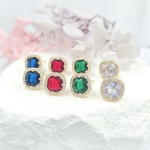 Boucles d'oreilles clous classiques populaires pour femme, plaquées or 14 carats, avec zircone colorée, forme coussin, pour anniversaire, vente en gros - Product Image 5