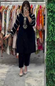 Conjunto de Kurti y Pantalón de Terciopelo con Bordado de Lentejuelas, Completamente Cosido, Listo para Usar, Atuendo Étnico Festivo de Lujo para Fiestas, Talla - Product Image 2