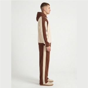 Conjunto Deportivo Minimalista en Tonos Tierra con Logotipo Personalizado para Hombre, Sudadera con Paneles en Contraste Marrón Crema y Pantalones Anchos de Felpa de Algodón Grueso - Product Image 3