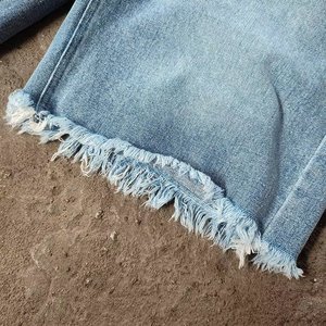 Shorts Bermuda en jean bleu clair pour homme avec imprimé 88, ourlet déchiré, style décontracté en coton délavé avec fermeture boutonnée - Product Image 4