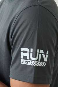 เสื้อยืดแขนสั้นสีดำสำหรับผู้ชาย รุ่น Run Just Logo คอกลม ทรงสปอร์ต กระชับพอดีตัว ผ้าคอตตอนเจอร์ซีย์ 100% แห้งเร็ว พิมพ์ลายคุณภาพสูง - Product Image 4