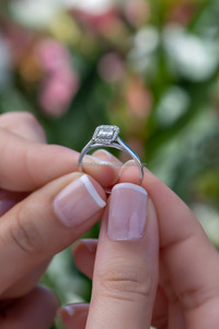 แหวนเพชรสำหรับเจ้าหญิงสีขาวตัดสำหรับผู้หญิงได้รับการรับรองในแล็บทองคำ14K สำหรับงานแต่งงานและงานเลี้ยง - Product Image 4