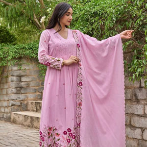 Conjunto de Traje de Seda Chanderi Bordado con Diseño Secuencial, con Pantalón y Dupatta de 2.2 Metros – Prenda Étnica Elegante - Product Image 1