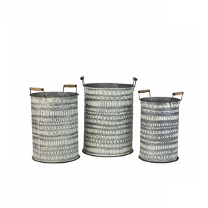 Juego de tres macetas vintage galvanizadas de metal, hierro, tamaño, forma y color personalizados, para uso en jardinería. - Product Image 2