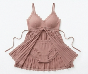 Ensemble de bralette sans armatures romantique avec dentelle et culotte hipster taille mi-haute en tricot de spandex et polyester - Product Image 1