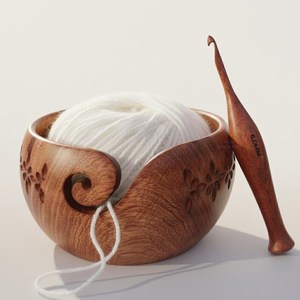 Bol à fil en bois de rose fait main et écologique pour le crochet et le tricot, avec accessoires enrouleurs et crochets - Product Image 2