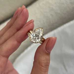 Ensemble de mariage UNIQUE avec diamant de laboratoire taille poire de 5 carats, serti à griffes, style Art Déco en or jaune, comprenant une bague de fiançailles et une alliance - Product Image 1