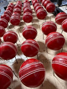 Balón de Cricket Profesional de Cuero Rojo Cosido a Mano al por Mayor, 156 g, Balones de Liga de Club, Logotipo Personalizado, Directo de Fábrica - Product Image 3