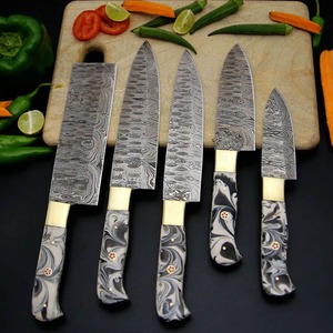 Couteau de cuisine et couteau d'extérieur faits à la main en acier Damas avec manche en bois - Product Image 1