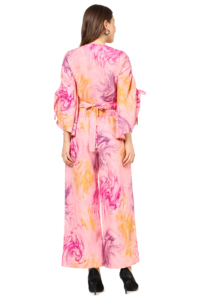 Ensemble décontracté pour femme en polyester imprimé tie-dye rose vintage, écologique, avec haut à col en V et manches évasées et pantalon palazzo - Product Image 4