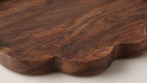 Plateau de service en bois de manguier finition noyer robuste, plateau abstrait avec rebord surélevé et silhouette créative - Product Image 3
