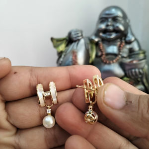 Boucles d'oreilles clous en perles d'eau douce, bijoux géométriques plaqués or, fabricant et fournisseur en gros - Product Image 4