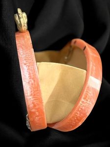Bolso de mano ovalado naranja hecho a mano de resina con bolsillo, estilo de diseñador, para mujer, para novias, para bodas, para celebridades. - Product Image 4