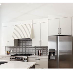 Meubles de cuisine OEM en gros : Unités de base blanc éclatant et armoires de cuisine minimalistes sur mesure CANA avec hotte encastrée cannelée - Product Image 1