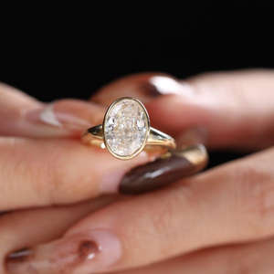 Bague de fiançailles/mariage pour femme, style vintage, or jaune 14 carats, diamant de laboratoire taille ovale, classique, certifié IGI - Product Image 1