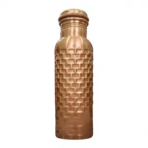 ขวดน้ำทองแดงลายนูนพร้อมฝาปิด พกพาสะดวกสำหรับใช้ในบ้าน พร้อมแก้วน้ำเข้าชุด - Product Image 4