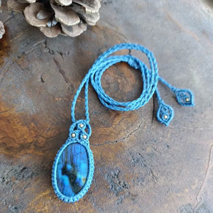 Collier pendentif en macramé fait main avec labradorite naturelle, effet éclatant, style bohème, guérison, cordon bleu réglable, bijoux - Product Image 1