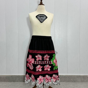 Jupe midi noire en gros avec broderie florale Hibiscus polynésien, taille haute, bande élastique, style ethnique tribal hawaïen, avec garniture en dentelle - Product Image 1