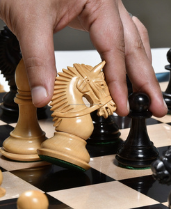 Jeu d'échecs en corne fait à la main de qualité supérieure avec des pièces complexes en cuir opulent plateau en vinyle pour les jeux de société - Product Image 2