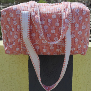 กระเป๋าผ้าฝ้ายเย็บมือ น้ำหนักเบา ทนทาน ภายในกว้างขวาง ลายพิมพ์บล็อกสุดหรู เหมาะสำหรับทริปวันหยุดสุดสัปดาห์และไปยิม - Product Image 1