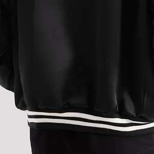 Veste de baseball en satin noir pour homme avec manches rayées rouge et blanc, fermeture à boutons, veste éco-responsable, fabrication OEM - Product Image 6
