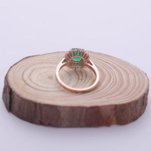 Anillo con Halo de Diamantes Verdes Cultivados en Laboratorio, Corte Cojín de 1.40CT, con Acento de Diamantes Redondos, en Plata de Ley 925 Sólida con Baño de Rodio - Product Image 5