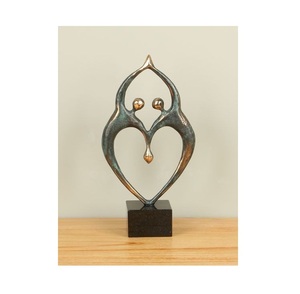 Escultura Moderna Abstracta de Pareja Bailando, Elegante Estatua de Amantes con Corazón en Bronce Patinado, para Regalo de Boda y Aniversario - Product Image 1