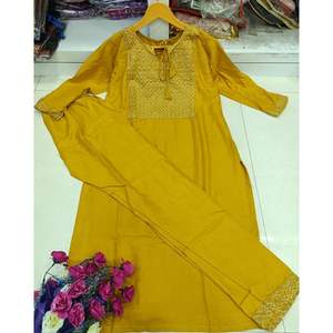 COLLEGE GIRL'S COLLECTION 14KG PUR RAYON COTON AVEC BELLE BRODERIE SEQUENCE TRAVAIL NAYRA CUT KURTI + PANTALON JAUNE - Product Image 1