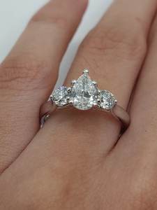 Anillo de Compromiso de Diamantes Cultivados en Laboratorio para Mujer, 3 Piedras, PT950 VS1, Forma de Pera, Ovalada y Redonda, Banda Nupcial, Oro Blanco, Certificado IGI, Joyería de Boda - Product Image 1