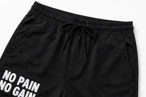 Shorts mi-taille noirs sportifs pour hommes en polyester/coton, taille élastique avec cordon de serrage, imprimé 'No Pain No Gain', décontractés pour l'été et la plage - Product Image 3