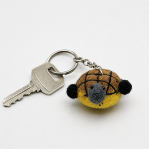 Porte-clés tortue en feutre de laine fait main, joli breloque pour sac en forme d'animal - Product Image 1