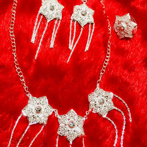 Nouvelle collection MOLL JEWELLERS : Parure florale tendance en alliage plaqué or 24 carats avec zircon, collier et boucles d'oreilles pour femme, idéale pour fiançailles et mariage - Product Image 1