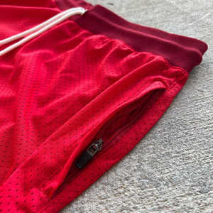 Pantalones cortos de malla rojos para hombre, de cintura media, con cordón, informales, transpirables, de poliéster, con bolsillo con cremallera, estampado de llamas, rayas laterales tejidas - Product Image 2