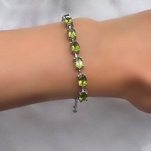 Pulsera ajustable de plata con peridoto genuino en forma ovalada, elegante joya de piedra preciosa verde, regalo de piedra de nacimiento de agosto para mujeres. - Product Image 4