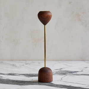 Ensemble de trois bougeoirs en bois avec des tiges métalliques fines et des sommets en forme de goutte d'eau distinctifs, de différentes hauteurs, pour la maison - Product Image 2