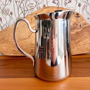 เหยือกโลหะดีไซน์สวยงามพร้อมฝาปิด สำหรับใช้ในครัวเรือน ทำด้วยมือ 100% เหยือกสแตนเลสคุณภาพสูงสำหรับใส่น้ำดื่ม มีจำหน่าย - Product Image 1