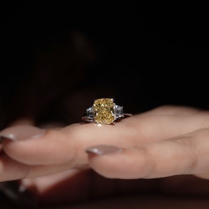Bague en diamant jaune fantaisie taille coussin en platine avec diamants latéraux couleur D, certifiée IGI, bijou classique de fiançailles pour femme - Product Image 3