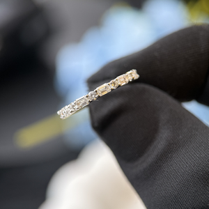 Anillo de Boda de Oro Blanco de 14K con Diamantes Cultivados en Laboratorio de Formas Mixtas, Corte Esmeralda y Diamantes Redondos, Certificado IGI, Apilable, para Aniversario - Product Image 1