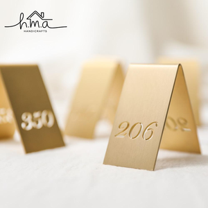 Soporte Triangular Metálico Dorado para Números de Mesa, Porta Tarjetas de Escritorio Minimalista, Exhibidor Moderno de Tarjetas de Lugar para Restaurante o Boda - Product Image 1