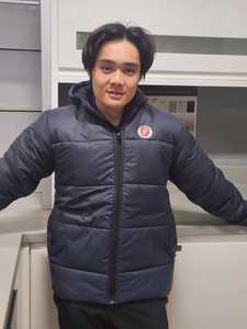 เสื้อแจ็คเก็ตพัฟเฟอร์ลำลองผู้ชายสไตล์โมเดิร์น สำหรับฤดูหนาว ผ้าหนา คอตั้ง โลโก้ด้านหน้า สีและขนาดปรับแต่งได้ สีพื้นฐาน กันลม - Product Image 3