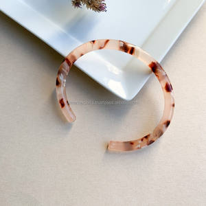 Elegante Brazalete de Resina Acrílica con Diseño de Mármol Negro Transparente, Brazalete Abierto Moderno, Joyería de Resina Artesanal para Mujer - Product Image 3