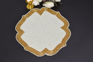 Set de table perlé fait main, forme irrégulière, tissu glamour blanc avec bordure dorée, set de table décoratif - Product Image 5
