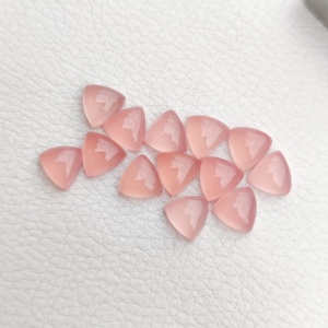 พลอยแคลเซโดนีสีชมพูธรรมชาติขนาด 8 มม. รูปทรงทริลเลียนแบนหลังเรียบ เงางาม เหมาะสำหรับทำเครื่องประดับเงินอย่างดี ในราคาถูกที่สุด - Product Image 1