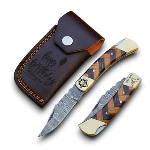 มีดพับ EDC คุณภาพสูง ทำจากเหล็กดามัสกัส ด้ามไม้หลากสี หุ้มทองเหลือง ปรับแต่งได้ พร้อมซองหนัง ขายส่งแบบ OEM - Product Image 1