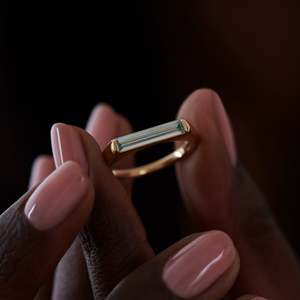 Anillo floral chapado en oro de 14k con corte esmeralda y engaste de puntas - Product Image 5