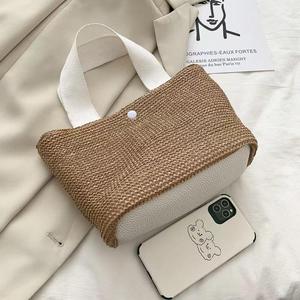 Llama la atención en cada calle de la ciudad con este dinámico bolso de hilo natural que presenta una base de contraste llamativo y un cierre a presión. - Product Image 2