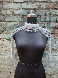Capa de hombro de malla de aluminio hecha a mano con cuello alto – Disfraz medieval de fantasía RUHINA - Product Image 3