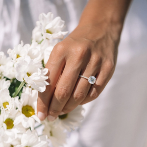 Magnifique bague de fiançailles personnalisée en diamant rond taille brillant en or blanc, style classique, certifiée IGI, couleur D - Product Image 1