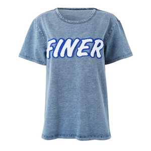 Chemise en jean gris clair Zeta Phi Beta avec broderie chenille bleue lettres grecques pour femme – Coupe décontractée et élégante - Product Image 1