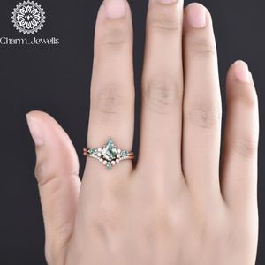 Bague de fiançailles classique pour femme en argent plaqué or avec moissanite taille coussin certifiée IGI, sertie à griffes, 3g - Product Image 1